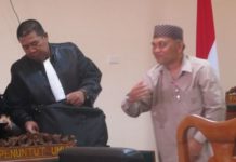 Hamka Siregar Divonis Bersalah TERBUKTI BERSALAH. Hamka Siregar berdiri dari kursi pesakitan usai mendengar putusan dari Majelis Hakim di Pengadilan Tipikor Pontianak, Senin (26/3). Achmad Mundzirin-RK