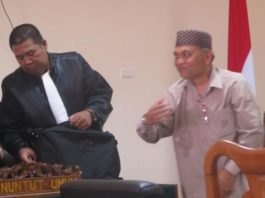 Hamka Siregar Divonis Bersalah TERBUKTI BERSALAH. Hamka Siregar berdiri dari kursi pesakitan usai mendengar putusan dari Majelis Hakim di Pengadilan Tipikor Pontianak, Senin (26/3). Achmad Mundzirin-RK