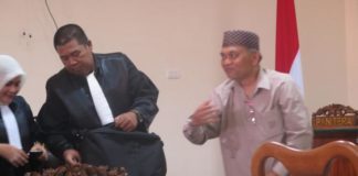 Hamka Siregar Divonis Bersalah TERBUKTI BERSALAH. Hamka Siregar berdiri dari kursi pesakitan usai mendengar putusan dari Majelis Hakim di Pengadilan Tipikor Pontianak, Senin (26/3). Achmad Mundzirin-RK
