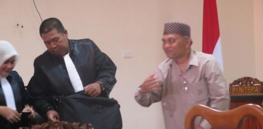Hamka Siregar Divonis Bersalah TERBUKTI BERSALAH. Hamka Siregar berdiri dari kursi pesakitan usai mendengar putusan dari Majelis Hakim di Pengadilan Tipikor Pontianak, Senin (26/3). Achmad Mundzirin-RK