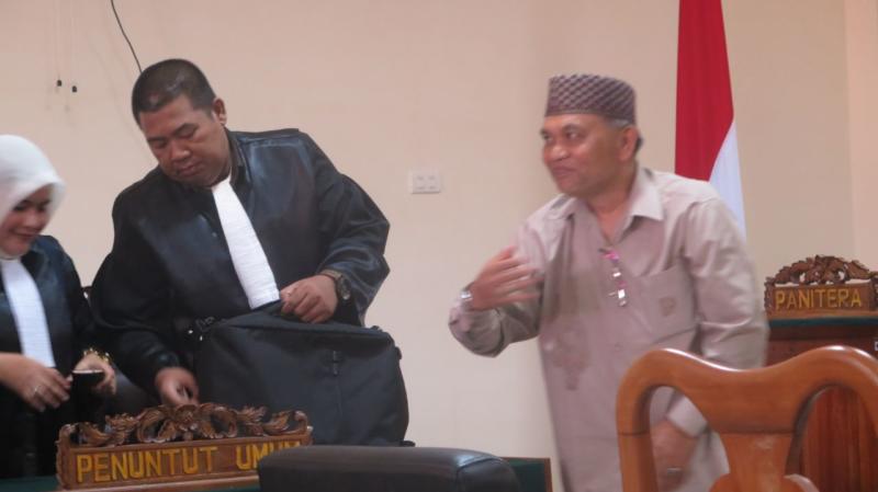 TERBUKTI BERSALAH. Hamka Siregar berdiri dari kursi pesakitan usai mendengar putusan dari Majelis Hakim di Pengadilan Tipikor Pontianak, Senin (26/3). Achmad Mundzirin-RK