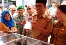 Singkawang Book Fair Resmi Dibuka BUKA KEGIATAN. Didampingi Tjhai Chui Mie dan Wakil Walikota Singkawang Irwan menunjukkan salah satu buku di stand Singkawang Book Fair 2018, Senin (12/3)—Suhendra/RK