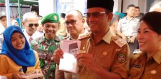 Singkawang Book Fair Resmi Dibuka BUKA KEGIATAN. Didampingi Tjhai Chui Mie dan Wakil Walikota Singkawang Irwan menunjukkan salah satu buku di stand Singkawang Book Fair 2018, Senin (12/3)—Suhendra/RK