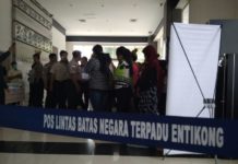 Satu Pekerja Migran Perempuan Mengidap HIV DIDEPORTASI. Puluhan PMI-B yang kerja di Malaysia dipulangkan melalui PLBN Terpadu Entikong, Sanggau, Kamis (1/3)—KJRI Kuching for RK