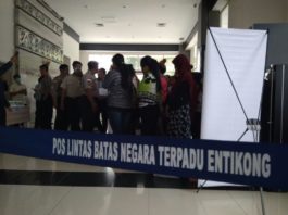 DIDEPORTASI. Puluhan PMI-B yang kerja di Malaysia dipulangkan melalui PLBN Terpadu Entikong, Sanggau, Kamis (1/3)—KJRI Kuching for RK