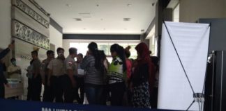 Satu Pekerja Migran Perempuan Mengidap HIV DIDEPORTASI. Puluhan PMI-B yang kerja di Malaysia dipulangkan melalui PLBN Terpadu Entikong, Sanggau, Kamis (1/3)—KJRI Kuching for RK