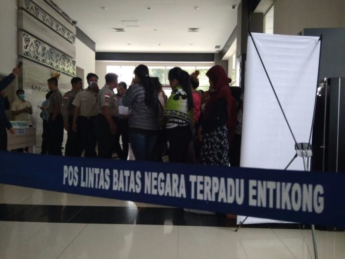 DIDEPORTASI. Puluhan PMI-B yang kerja di Malaysia dipulangkan melalui PLBN Terpadu Entikong, Sanggau, Kamis (1/3)—KJRI Kuching for RK