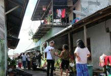 Relawan Bagikan Atribut Midji-Norsan ke Masyarakat Pinggir Sungai Kapuas Relawan Midji Norsan lakukan sosialisasi dan membahagikan atribut kepada warga. Kang Enchus for Equator.