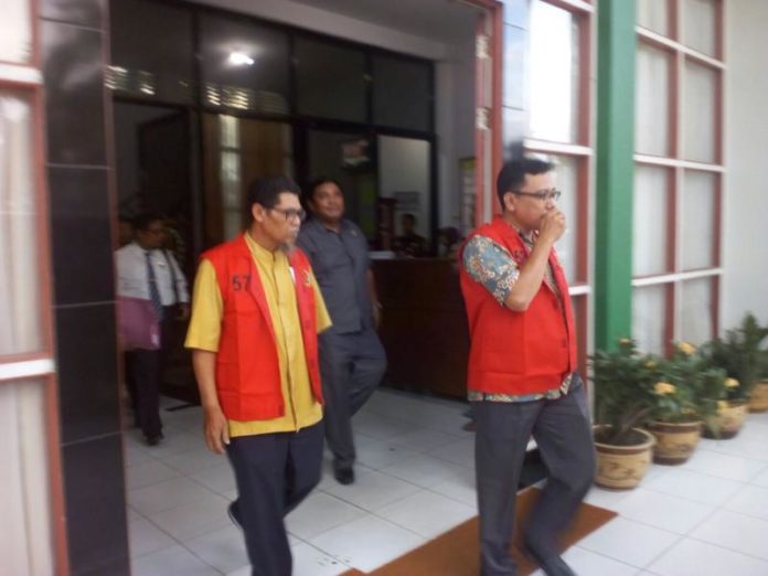 Tiga tersangka Tipikor alat timbangan metrologi sudah masing masing EE, mantan Kadis Perindagkop dan UKM Singkawang, UA dan AA ditahan Kejari Singkawang, Kamis (1/3) SUHENDRA RK