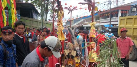 Tatung Laksanakan Ritual Cuci Jalan