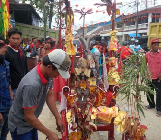 Tatung Laksanakan Ritual Cuci Jalan