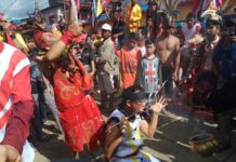 Aksi Tatung Meriahkan Capgome 2018 CAPGOME. Aksi tatung memadati jalan raya di ibukota Kecamatan Sungai Pinyuh, Jumat (2/3). Kegiatan Capgome Tahun 2018 menjadi puncak perayaan Imlek 2569 yang dipusatkan di halaman Vihara Tri Dharma Bhakti Sungai Pinyuh. Ari Sandy