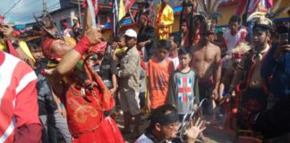 Aksi Tatung Meriahkan Capgome 2018 CAPGOME. Aksi tatung memadati jalan raya di ibukota Kecamatan Sungai Pinyuh, Jumat (2/3). Kegiatan Capgome Tahun 2018 menjadi puncak perayaan Imlek 2569 yang dipusatkan di halaman Vihara Tri Dharma Bhakti Sungai Pinyuh. Ari Sandy