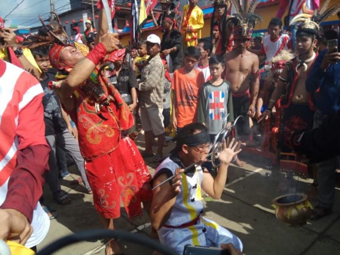 CAPGOME. Aksi tatung memadati jalan raya di ibukota Kecamatan Sungai Pinyuh, Jumat (2/3). Kegiatan Capgome Tahun 2018 menjadi puncak perayaan Imlek 2569 yang dipusatkan di halaman Vihara Tri Dharma Bhakti Sungai Pinyuh. Ari Sandy