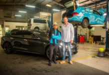 Pengalaman Besar Diperenguti Satpam PENGIN JAJAL TESLA. Dahlan Iskan dan Wiebe Wakker di bengkel tempat menyimpan Tesla, di Surabaya. Admin disway.id for Rakyat Kalbar