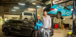 Pengalaman Besar Diperenguti Satpam PENGIN JAJAL TESLA. Dahlan Iskan dan Wiebe Wakker di bengkel tempat menyimpan Tesla, di Surabaya. Admin disway.id for Rakyat Kalbar