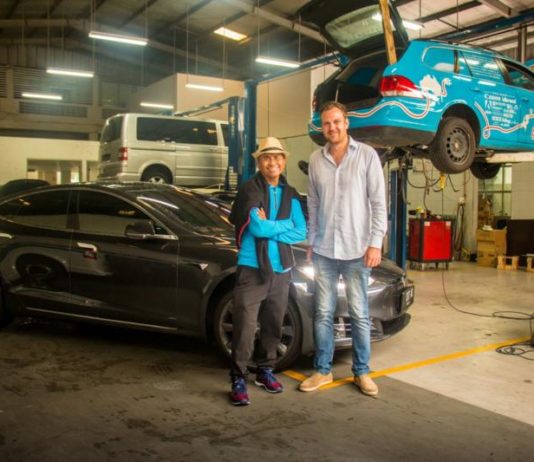 Pengalaman Besar Diperenguti Satpam PENGIN JAJAL TESLA. Dahlan Iskan dan Wiebe Wakker di bengkel tempat menyimpan Tesla, di Surabaya. Admin disway.id for Rakyat Kalbar