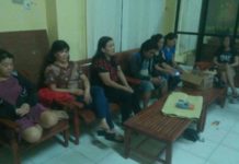 Asik Berjudi, Enam Wanita dan Satu Pria Ditangkap Tujuh tersangka pelaku judi masing masing HS, TO,AP,CF,J,TT,LI yang ditangkap Buser Polres Singkawang di Jl P Natuna Gg Tuah Talimo Kelurahan Pasiran Kecamatan Singkawang Barat, Rabu (14/3) Polres Singkawang For RK