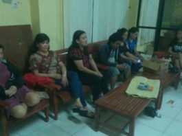 Asik Berjudi, Enam Wanita dan Satu Pria Ditangkap Tujuh tersangka pelaku judi masing masing HS, TO,AP,CF,J,TT,LI yang ditangkap Buser Polres Singkawang di Jl P Natuna Gg Tuah Talimo Kelurahan Pasiran Kecamatan Singkawang Barat, Rabu (14/3) Polres Singkawang For RK