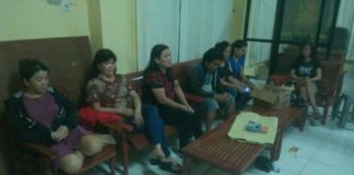 Asik Berjudi, Enam Wanita dan Satu Pria Ditangkap Tujuh tersangka pelaku judi masing masing HS, TO,AP,CF,J,TT,LI yang ditangkap Buser Polres Singkawang di Jl P Natuna Gg Tuah Talimo Kelurahan Pasiran Kecamatan Singkawang Barat, Rabu (14/3) Polres Singkawang For RK