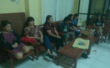 Asik Berjudi, Enam Wanita dan Satu Pria Ditangkap Tujuh tersangka pelaku judi masing masing HS, TO,AP,CF,J,TT,LI yang ditangkap Buser Polres Singkawang di Jl P Natuna Gg Tuah Talimo Kelurahan Pasiran Kecamatan Singkawang Barat, Rabu (14/3) Polres Singkawang For RK