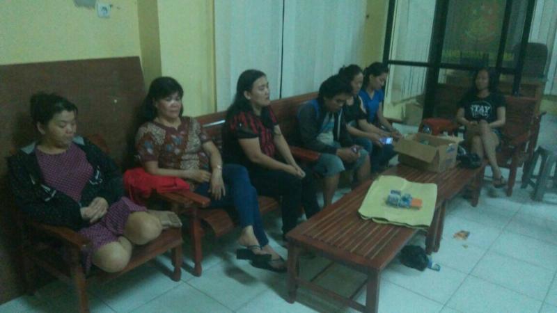 Tujuh tersangka pelaku judi masing masing HS, TO,AP,CF,J,TT,LI yang ditangkap Buser Polres Singkawang di Jl P Natuna Gg Tuah Talimo Kelurahan Pasiran Kecamatan Singkawang Barat, Rabu (14/3) Polres Singkawang For RK