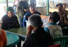 Menuju KKU Dan Ketapang Melalui Jalur Air, Ini Yang Di Lakukan Sutarmidji Selama Dalam Perjalanan Dialog Langsung. Calon Gubernur Kalbar nomor urut tiga Sutarmidji ketika melakukan dialog langsung kepada masyarakat yang ditemuinya selama perjalanan menuju Kayong Utara dan Ketapang melalui jalan air. (Kang Enchus for Equator)