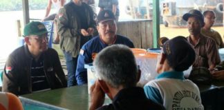 Menuju KKU Dan Ketapang Melalui Jalur Air, Ini Yang Di Lakukan Sutarmidji Selama Dalam Perjalanan Dialog Langsung. Calon Gubernur Kalbar nomor urut tiga Sutarmidji ketika melakukan dialog langsung kepada masyarakat yang ditemuinya selama perjalanan menuju Kayong Utara dan Ketapang melalui jalan air. (Kang Enchus for Equator)