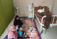 Sejumlah Warga Keracunan Makanan Acara Pindahan DIRAWAT. Korban dirawat di Puskesmas Teluk Melano--Kamiriluddin/RK