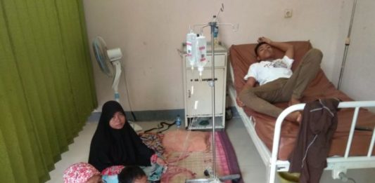 Sejumlah Warga Keracunan Makanan Acara Pindahan DIRAWAT. Korban dirawat di Puskesmas Teluk Melano--Kamiriluddin/RK
