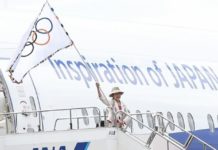 Kondom OLIMPIADE. Gubernur Tokyo, Yuriko Koike, mengibarkan bendera Olimpiade, dalam publikasi Jawa Pos, beberapa waktu lalu. Admin disway.id for Rakyat Kalbar