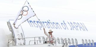 Kondom OLIMPIADE. Gubernur Tokyo, Yuriko Koike, mengibarkan bendera Olimpiade, dalam publikasi Jawa Pos, beberapa waktu lalu. Admin disway.id for Rakyat Kalbar