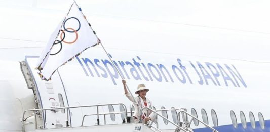 Kondom OLIMPIADE. Gubernur Tokyo, Yuriko Koike, mengibarkan bendera Olimpiade, dalam publikasi Jawa Pos, beberapa waktu lalu. Admin disway.id for Rakyat Kalbar