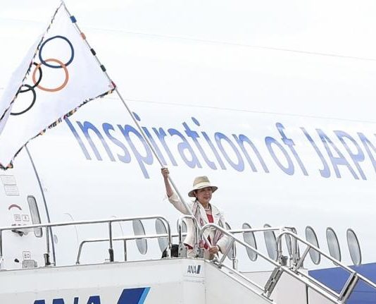 Kondom OLIMPIADE. Gubernur Tokyo, Yuriko Koike, mengibarkan bendera Olimpiade, dalam publikasi Jawa Pos, beberapa waktu lalu. Admin disway.id for Rakyat Kalbar