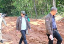 Ini Permintaan Masyarakat Jelai Hulu pada Midji-Norsan Calon Gubernur Kalbar Sutarmidji sedang melintas jalan tanah bergelombang ketika menuju Desa Riam Danau, Kecamatan Jelai Hulu, Ketapang. (Kang Enchus for Equator)