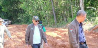 Ini Permintaan Masyarakat Jelai Hulu pada Midji-Norsan Calon Gubernur Kalbar Sutarmidji sedang melintas jalan tanah bergelombang ketika menuju Desa Riam Danau, Kecamatan Jelai Hulu, Ketapang. (Kang Enchus for Equator)