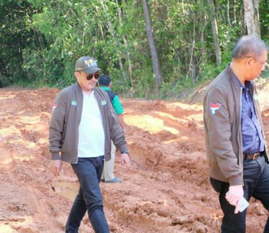 Ini Permintaan Masyarakat Jelai Hulu pada Midji-Norsan Calon Gubernur Kalbar Sutarmidji sedang melintas jalan tanah bergelombang ketika menuju Desa Riam Danau, Kecamatan Jelai Hulu, Ketapang. (Kang Enchus for Equator)