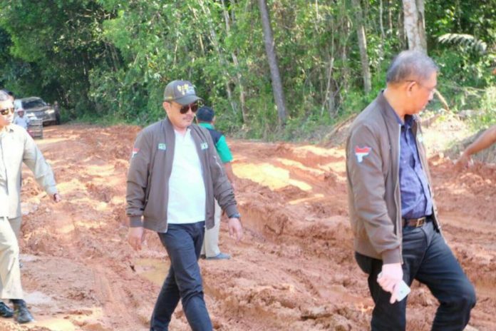 Calon Gubernur Kalbar Sutarmidji sedang melintas jalan tanah bergelombang ketika menuju Desa Riam Danau, Kecamatan Jelai Hulu, Ketapang. (Kang Enchus for Equator)