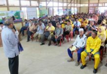 Masyarakat Nanga Tayap: Midji-Norsan Sosok Ideal untuk Pimpin Kalbar Dalam orasi politiknya, Sutarmidji Calon Gubernur Kalbar mengajak masyarakat untuk menggunakan hak pilihnya. (Kang Enchus for Equator).