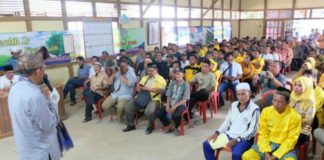 Masyarakat Nanga Tayap: Midji-Norsan Sosok Ideal untuk Pimpin Kalbar Dalam orasi politiknya, Sutarmidji Calon Gubernur Kalbar mengajak masyarakat untuk menggunakan hak pilihnya. (Kang Enchus for Equator).