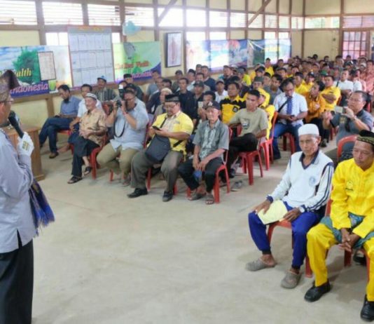 Masyarakat Nanga Tayap: Midji-Norsan Sosok Ideal untuk Pimpin Kalbar Dalam orasi politiknya, Sutarmidji Calon Gubernur Kalbar mengajak masyarakat untuk menggunakan hak pilihnya. (Kang Enchus for Equator).