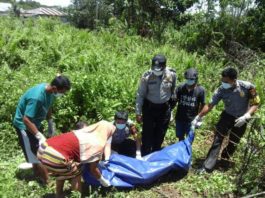 Dua Hari Tak Pulang, Ditemukan Jadi Mayat Anggota Polsek Parindu mengevakuasi tubuh korban