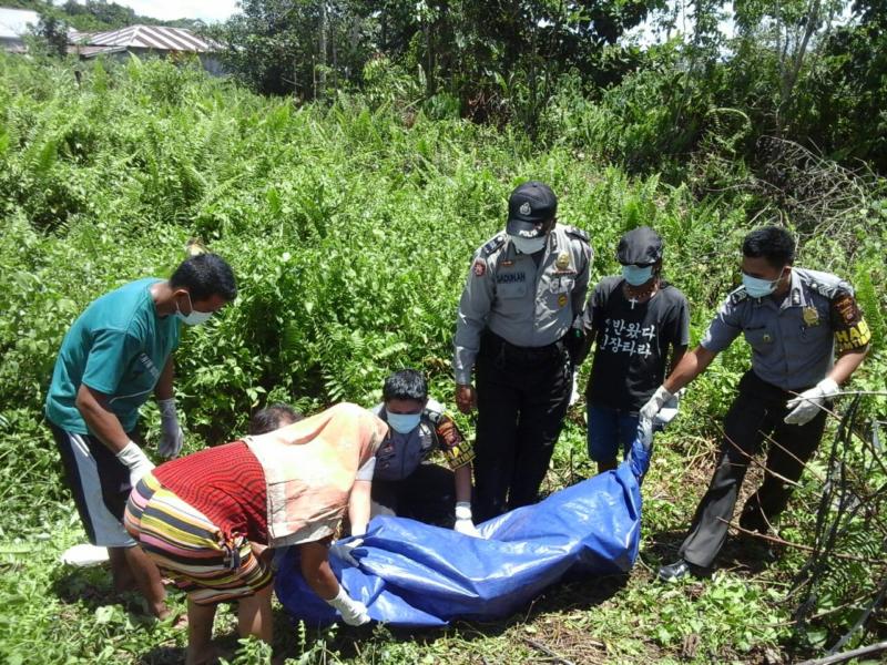 Anggota Polsek Parindu mengevakuasi tubuh korban