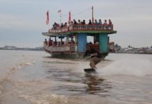 Pontianak Wakeskate Pecahkan Mitos ‘Horor’ Sungai Kapuas Atraktif. Seorang wakeskater melakukan trik yang atraktif sehingga menuai decak kagum wisatawan yang sedang menikmati pesona eksotika di sepanjang Sungai Kapuas, Kota Pontianak, beberapa waktu lalu.