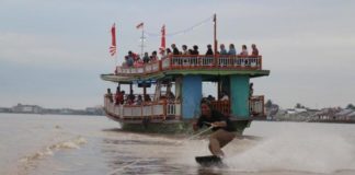Pontianak Wakeskate Pecahkan Mitos ‘Horor’ Sungai Kapuas Atraktif. Seorang wakeskater melakukan trik yang atraktif sehingga menuai decak kagum wisatawan yang sedang menikmati pesona eksotika di sepanjang Sungai Kapuas, Kota Pontianak, beberapa waktu lalu.