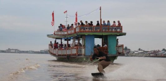 Pontianak Wakeskate Pecahkan Mitos ‘Horor’ Sungai Kapuas Atraktif. Seorang wakeskater melakukan trik yang atraktif sehingga menuai decak kagum wisatawan yang sedang menikmati pesona eksotika di sepanjang Sungai Kapuas, Kota Pontianak, beberapa waktu lalu.