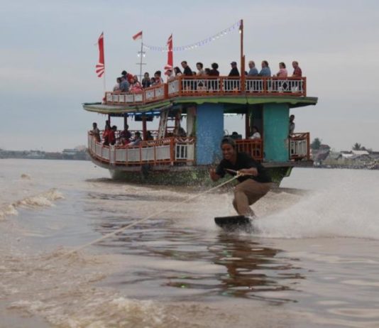 Pontianak Wakeskate Pecahkan Mitos ‘Horor’ Sungai Kapuas Atraktif. Seorang wakeskater melakukan trik yang atraktif sehingga menuai decak kagum wisatawan yang sedang menikmati pesona eksotika di sepanjang Sungai Kapuas, Kota Pontianak, beberapa waktu lalu.