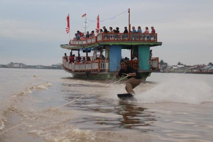 Atraktif. Seorang wakeskater melakukan trik yang atraktif sehingga menuai decak kagum wisatawan yang sedang menikmati pesona eksotika di sepanjang Sungai Kapuas, Kota Pontianak, beberapa waktu lalu.