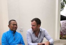 Tidak Kalah Dengan Tiongkok SEPEDA LISTRIK. Dahlan Iskan bersama Weibe Wakker, temannya dari Belanda, yang menunjukkan sepeda listrik yang disewa di dekat apartemen di kawasan Surabaya barat. Admin disway.id for Rakyat Kalbar