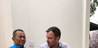 Tidak Kalah Dengan Tiongkok SEPEDA LISTRIK. Dahlan Iskan bersama Weibe Wakker, temannya dari Belanda, yang menunjukkan sepeda listrik yang disewa di dekat apartemen di kawasan Surabaya barat. Admin disway.id for Rakyat Kalbar